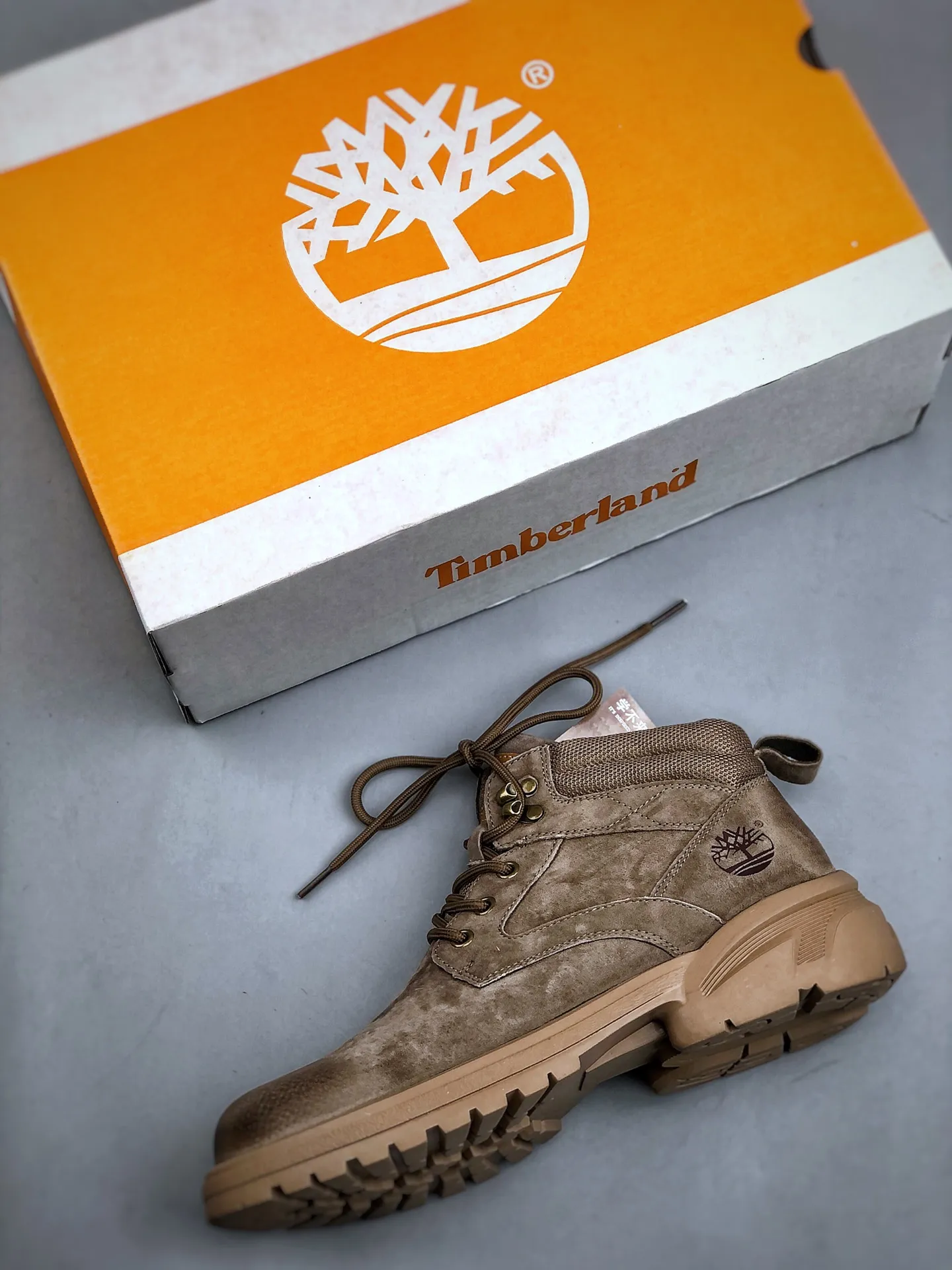 Local self-pickup💰560 supports store release. New goods🚀#Timberland Timberland/Timberland outdoor mid-cut casual rhubarb boots series. Guangdong factory quality. Original box and original packaging. The fabric is made of Italian 🇮🇹 top-grade frosted fine-grained cowhide. It is paired with anti-odor and anti-corrosion genuine leather latex insoles to give you a perfect wearing experience. High-quality and durable. A must-have for sportsmen. Specially designed to treat those who are not handsome. High-quality and first-class foot feel. Size: 38 39 40 41 42 43 44 (leather shoe size)